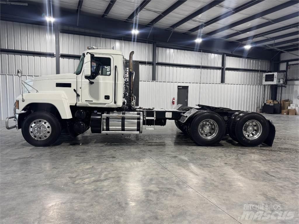 Mack Pinnacle 64T Conventional Trucks / Tractor Trucks