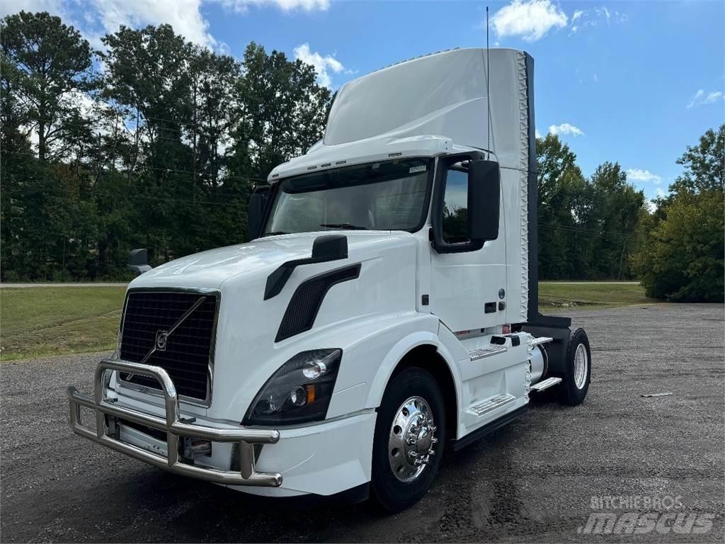 Volvo VNL42T300 Conventional Trucks / Tractor Trucks
