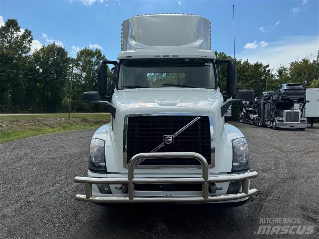 Volvo VNL42T300 Conventional Trucks / Tractor Trucks