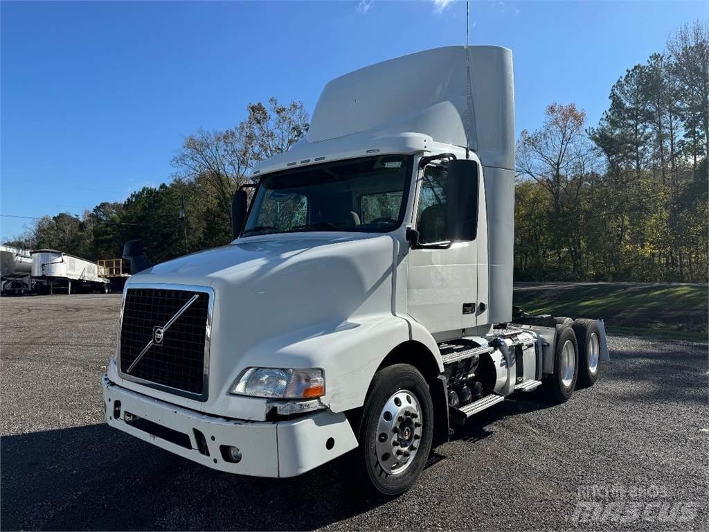 Volvo VNM64T200 Conventional Trucks / Tractor Trucks