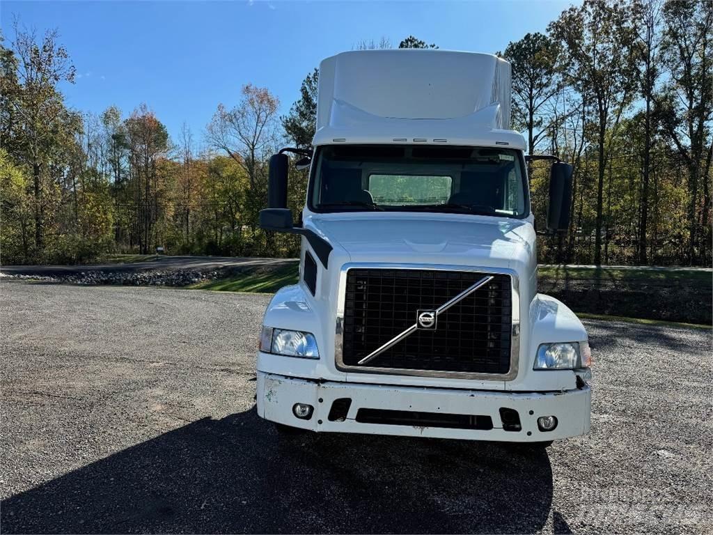 Volvo VNM64T200 Conventional Trucks / Tractor Trucks