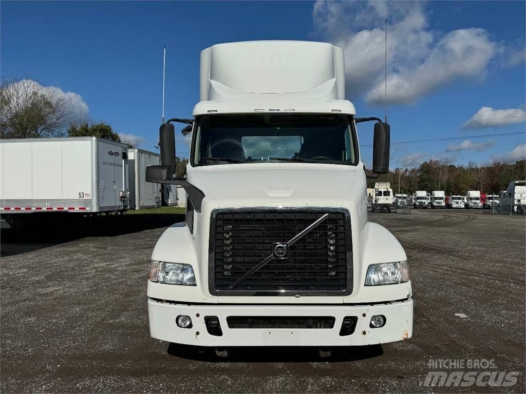 Volvo VNM64T200 Conventional Trucks / Tractor Trucks