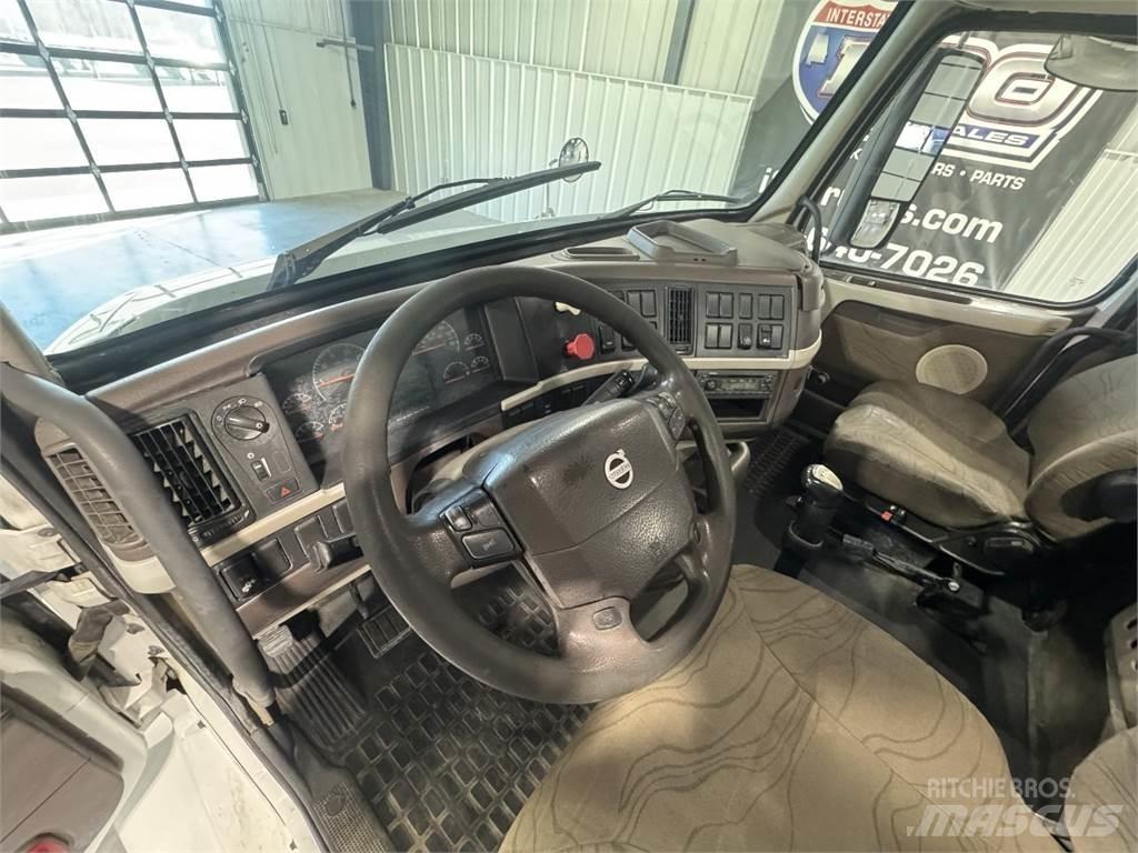 Volvo VNM64T200 Conventional Trucks / Tractor Trucks