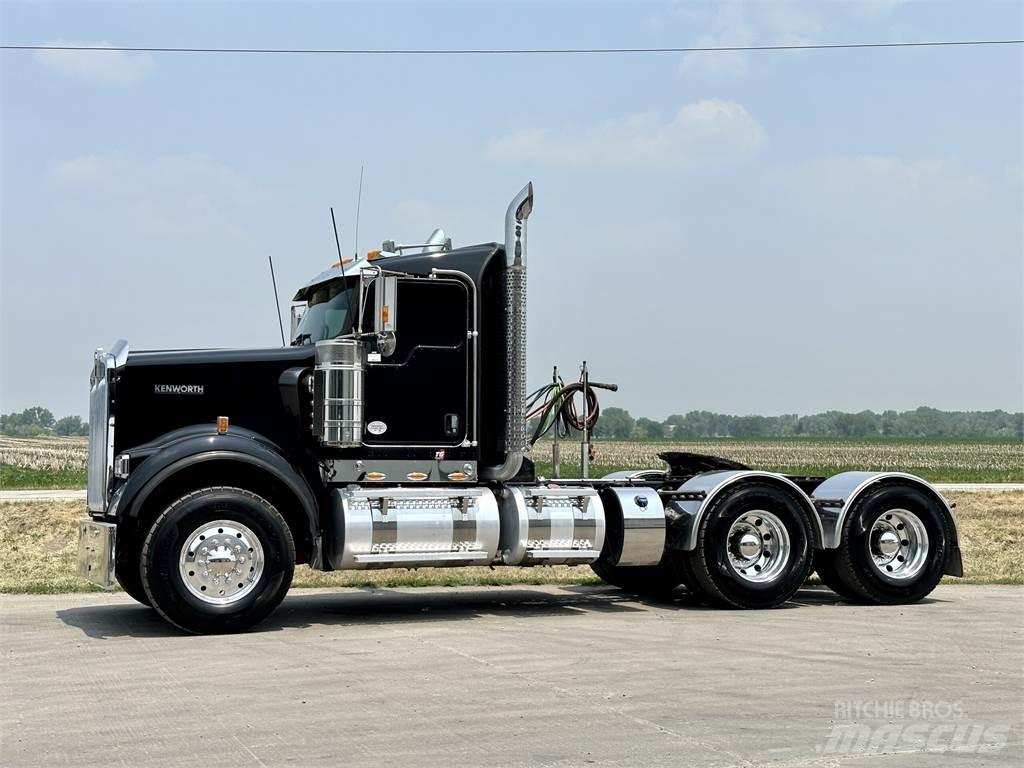 Kenworth W900 Conventional Trucks / Tractor Trucks