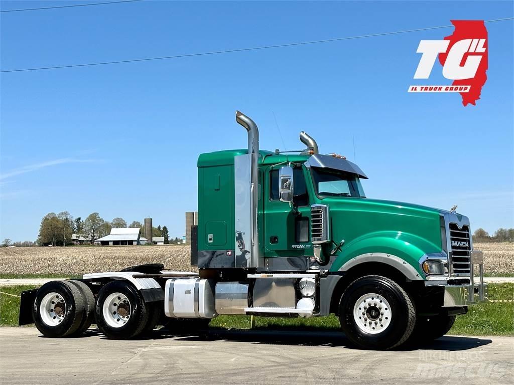 Mack Titan TD713 Conventional Trucks / Tractor Trucks