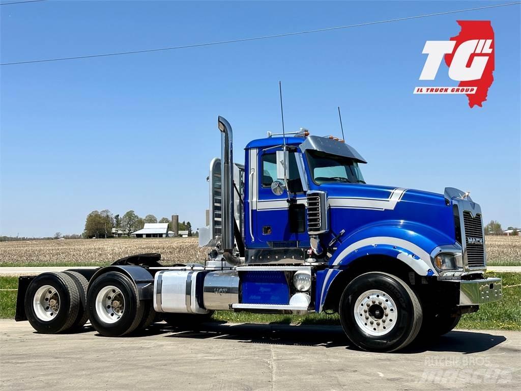 Mack Titan TD713 Conventional Trucks / Tractor Trucks