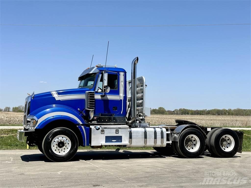 Mack Titan TD713 Conventional Trucks / Tractor Trucks