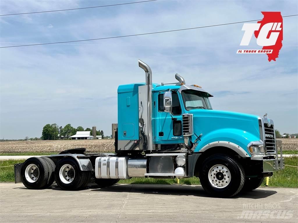 Mack Titan TD713 Conventional Trucks / Tractor Trucks