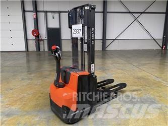 Toyota BT SWE100 Self Propelled Stackers