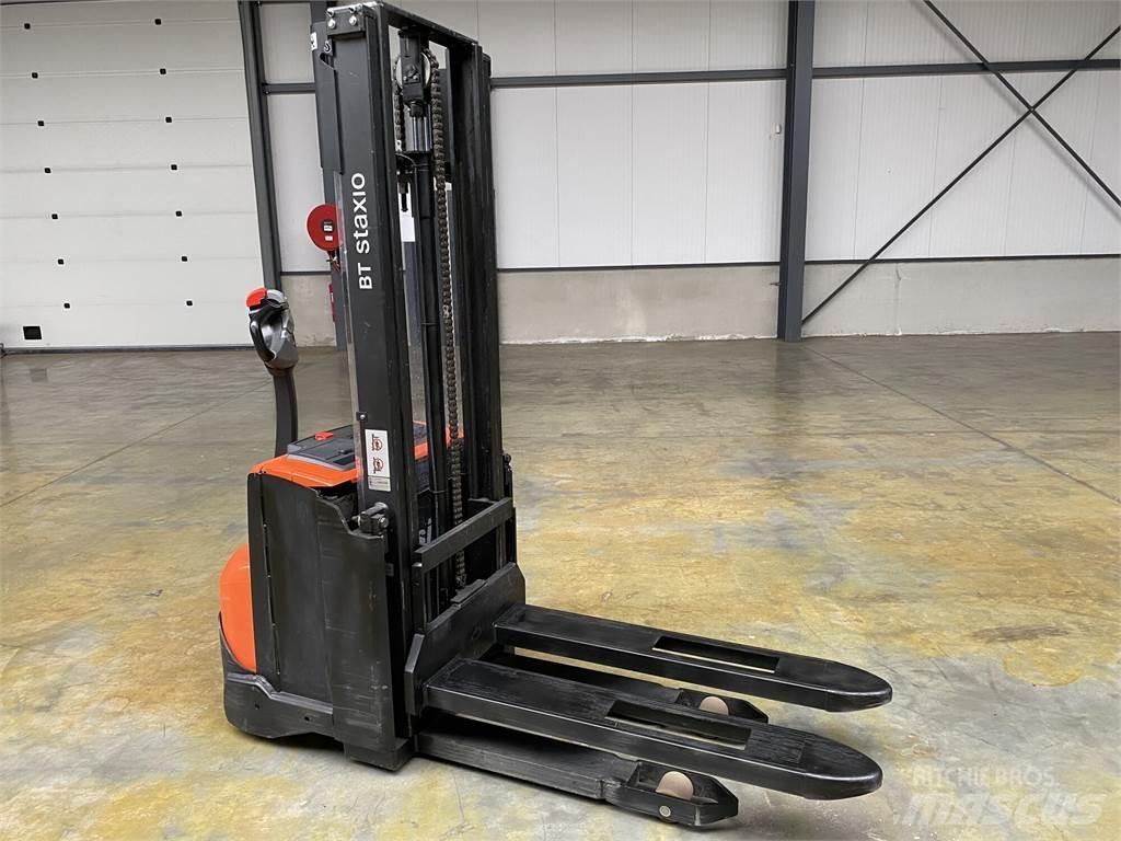 Toyota BT SWE100 Self Propelled Stackers