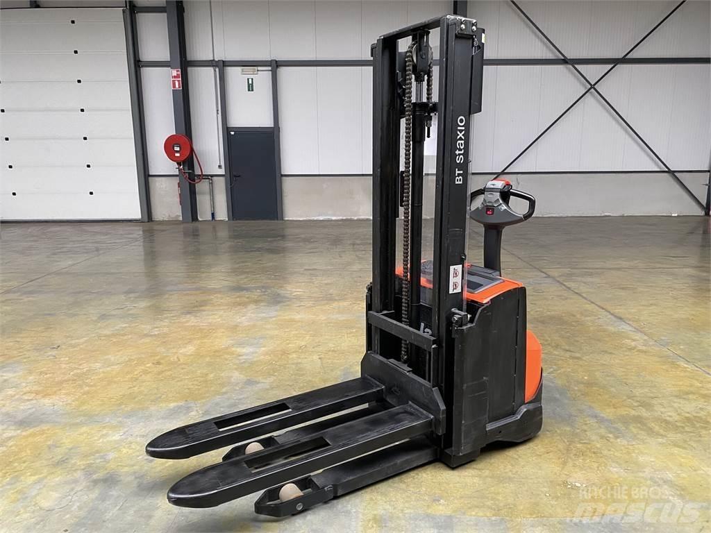 Toyota BT SWE100 Self Propelled Stackers