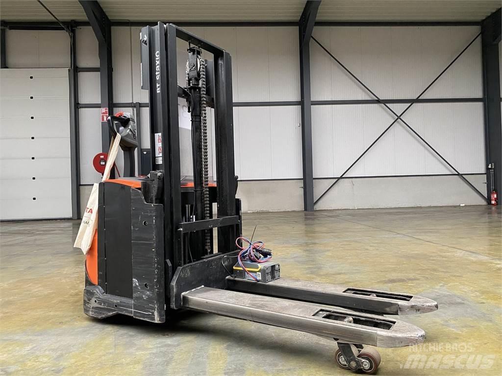 Toyota SWE200D Self Propelled Stackers