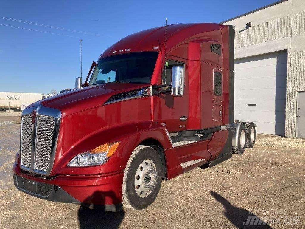Kenworth T680 Conventional Trucks / Tractor Trucks