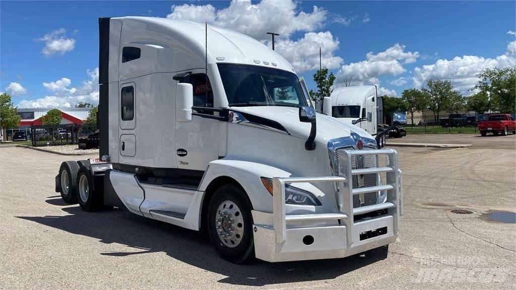 Kenworth T680 Conventional Trucks / Tractor Trucks