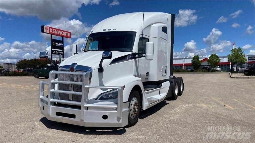 Kenworth T680 Conventional Trucks / Tractor Trucks
