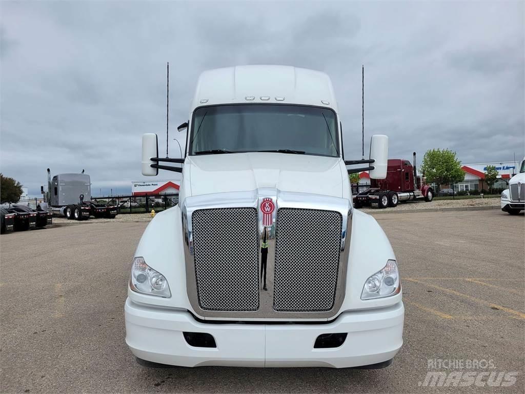 Kenworth T680 Conventional Trucks / Tractor Trucks