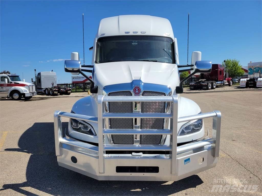 Kenworth T680 Conventional Trucks / Tractor Trucks