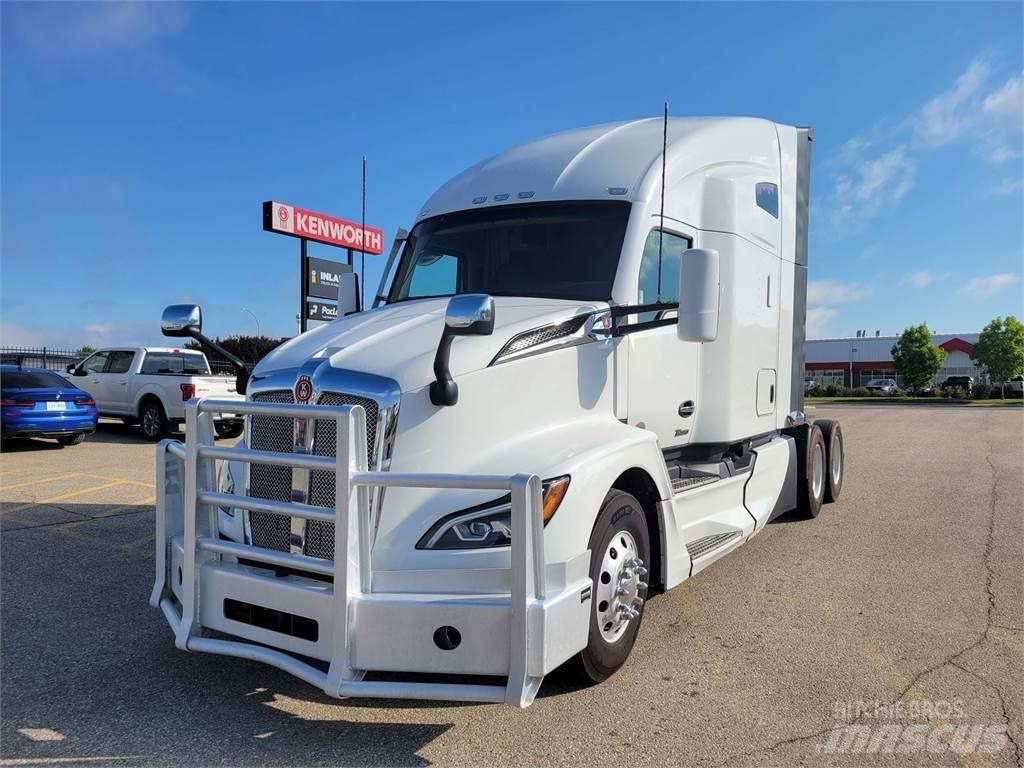 Kenworth T680 Conventional Trucks / Tractor Trucks