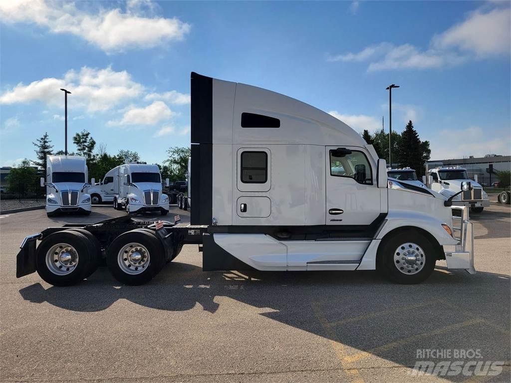 Kenworth T680 Conventional Trucks / Tractor Trucks