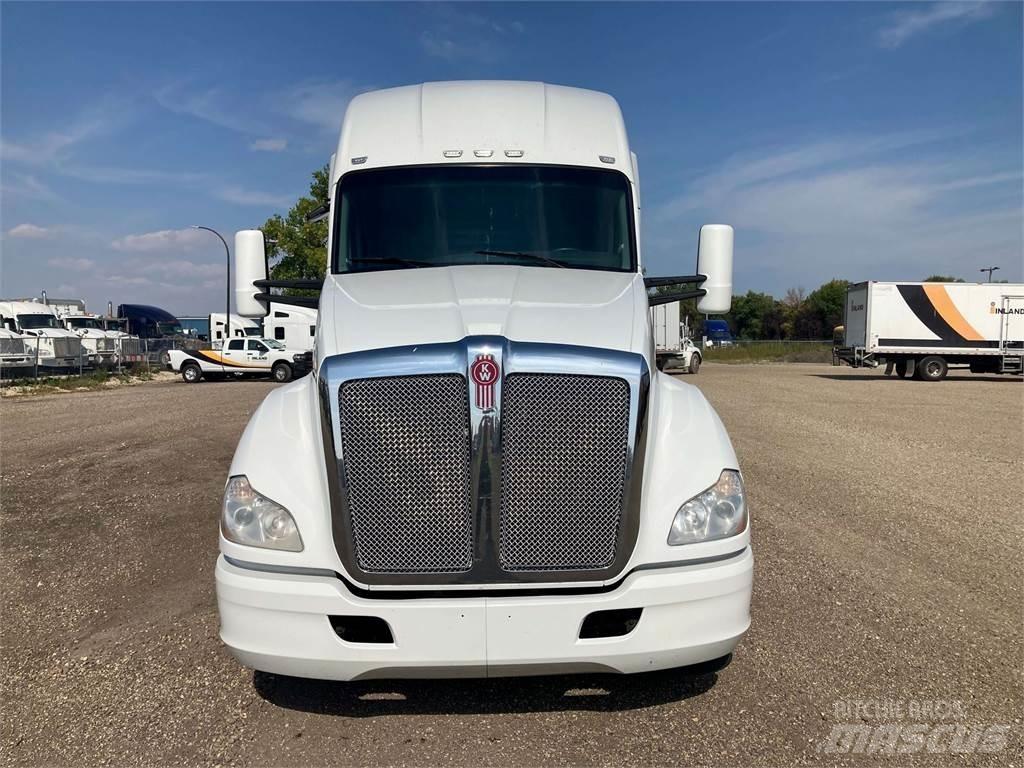 Kenworth T680 Conventional Trucks / Tractor Trucks