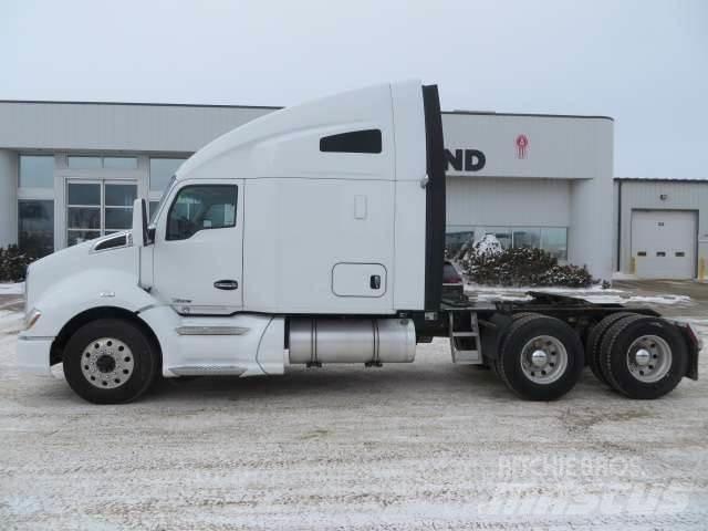 Kenworth T680 Conventional Trucks / Tractor Trucks