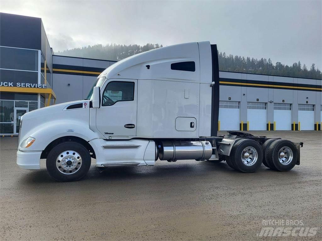 Kenworth T680 Conventional Trucks / Tractor Trucks