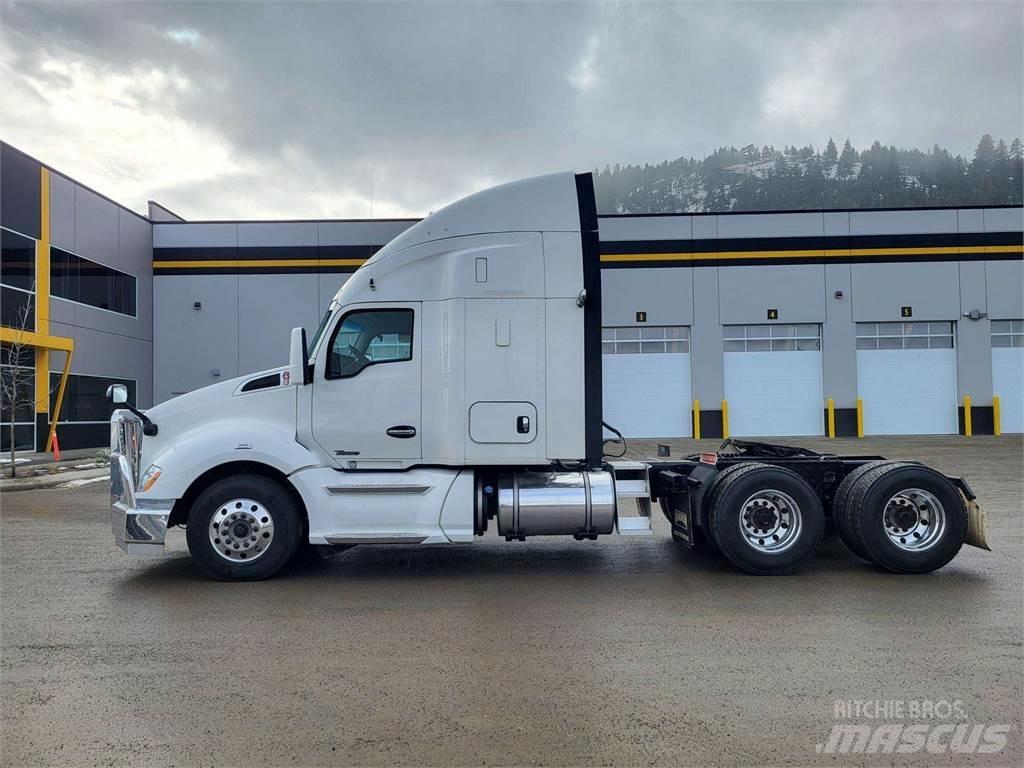 Kenworth T680 Conventional Trucks / Tractor Trucks