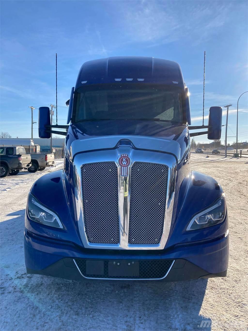 Kenworth T680 Conventional Trucks / Tractor Trucks