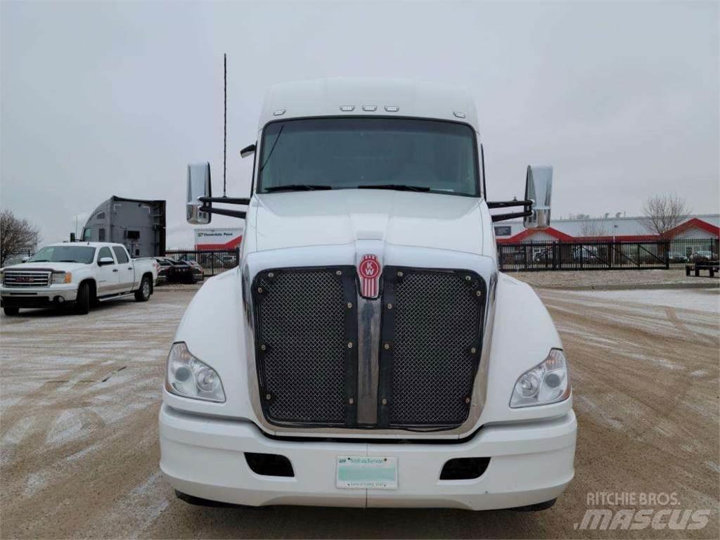 Kenworth T680 Conventional Trucks / Tractor Trucks