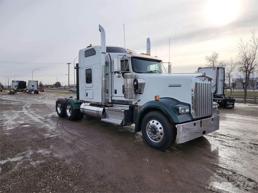 Kenworth W900L Conventional Trucks / Tractor Trucks