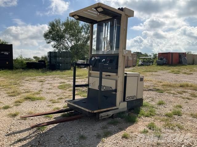 Crown  Medium lift order picker