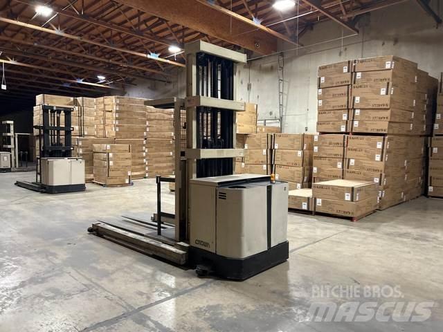 Crown SP Medium lift order picker