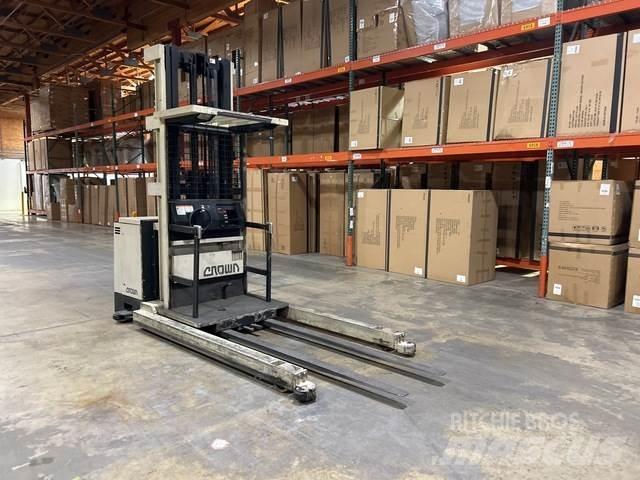 Crown SP Medium lift order picker