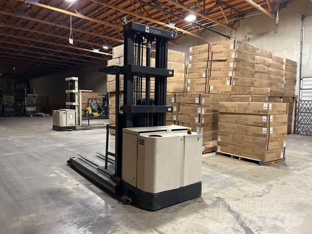Crown SP Medium lift order picker