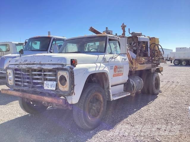 Ford F-700 Digger Derricks trucks