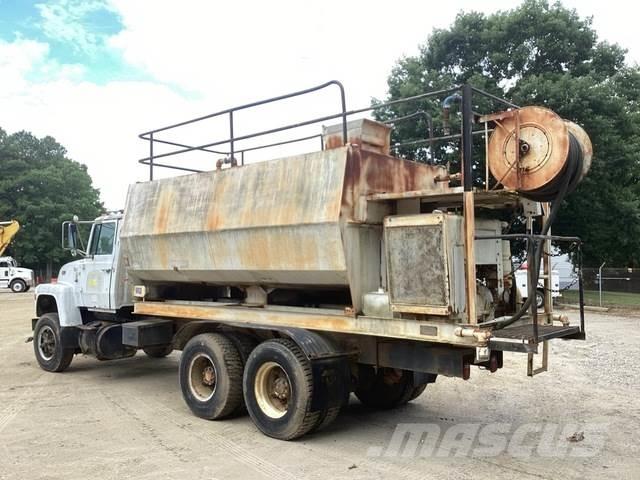 Ford L8000 Farm Equipment - Others
