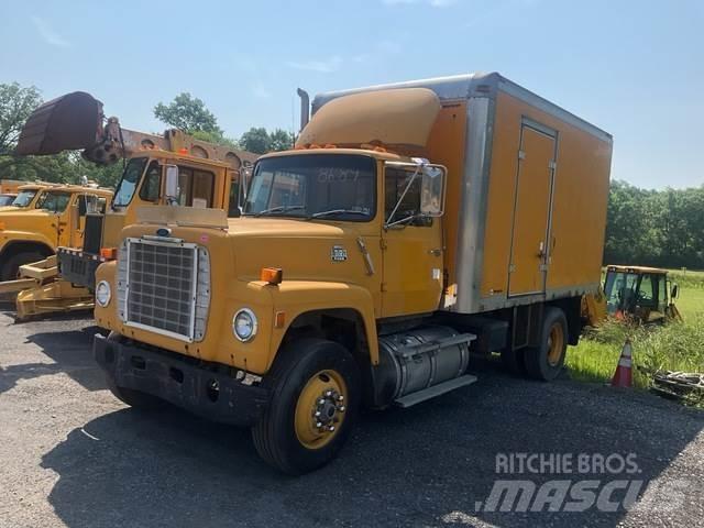 Ford L8000 Work Trucks / Municipal