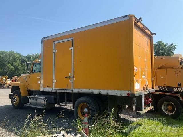 Ford L8000 Work Trucks / Municipal