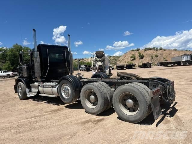 Kenworth T-800 Conventional Trucks / Tractor Trucks