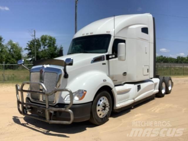 Kenworth T680 Conventional Trucks / Tractor Trucks