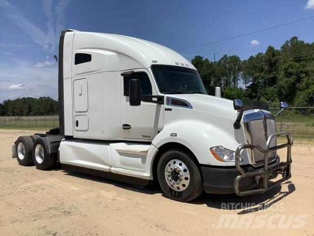 Kenworth T680 Conventional Trucks / Tractor Trucks