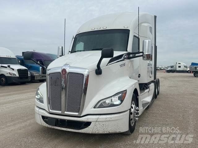 Kenworth T680 Conventional Trucks / Tractor Trucks