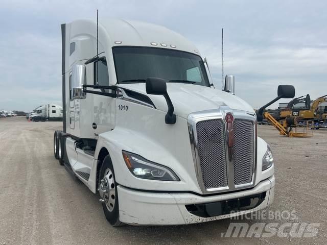 Kenworth T680 Conventional Trucks / Tractor Trucks