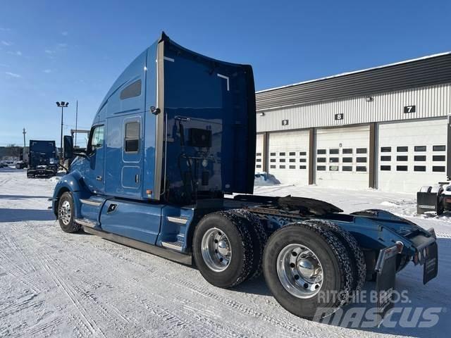 Kenworth T680 Conventional Trucks / Tractor Trucks
