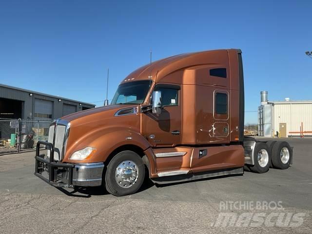 Kenworth T680 Conventional Trucks / Tractor Trucks
