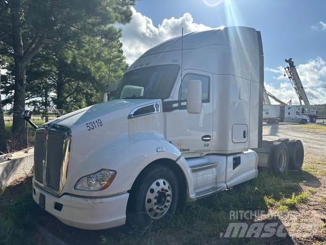 Kenworth T680 Conventional Trucks / Tractor Trucks
