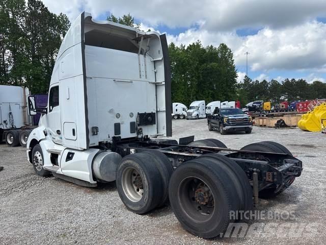 Kenworth T680 Conventional Trucks / Tractor Trucks