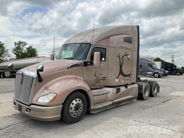Kenworth T680 Conventional Trucks / Tractor Trucks