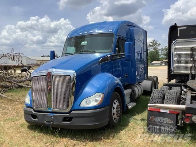 Kenworth T680 Conventional Trucks / Tractor Trucks