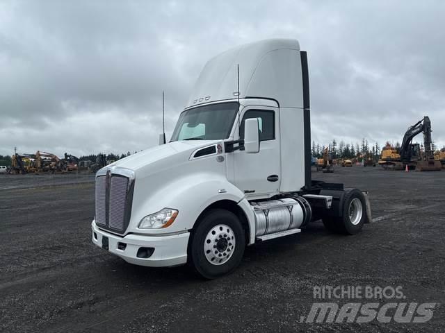 Kenworth T680 Conventional Trucks / Tractor Trucks